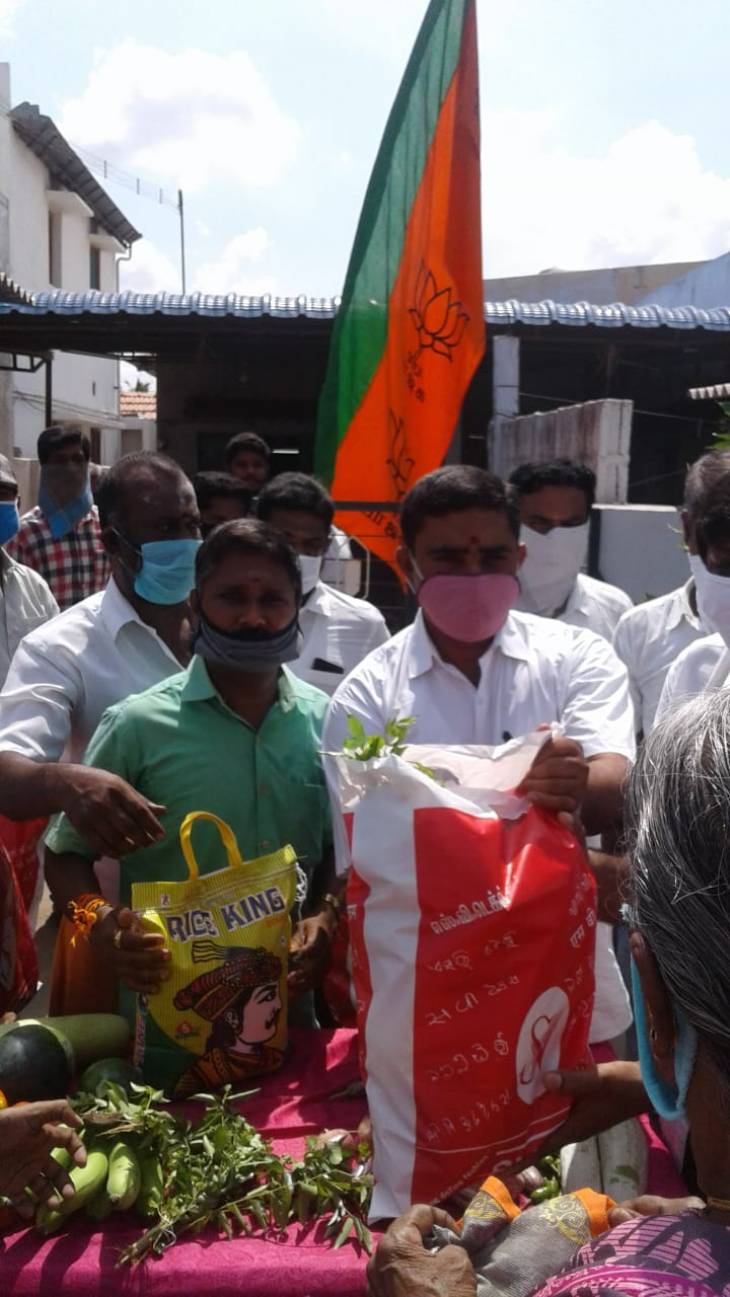 கொரோனா- நிவாரணப்பணிகளில் நமது அரசியல் பிரபலங்கள்