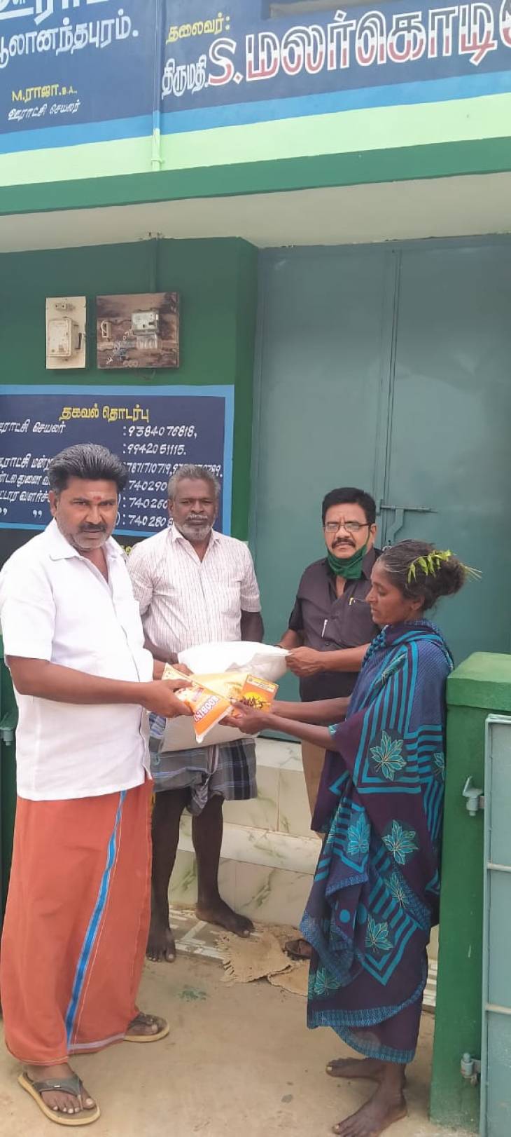 கொரோனா- நிவாரணப்பணிகளில் நமது அரசியல் பிரபலங்கள்