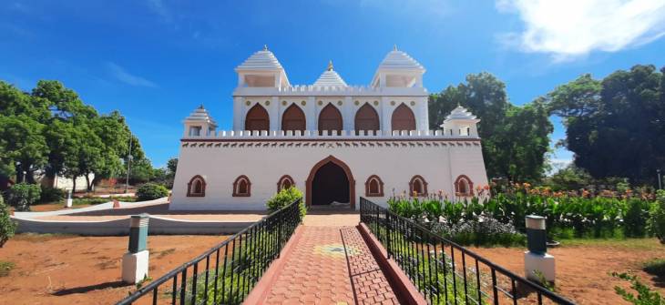 மாவீரன் கட்டபொம்மனை நேரில் காண ஓடிவந்த இங்கிலாந்து மகாராணி