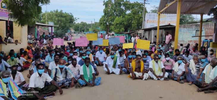 வீரபாண்டிய கட்டபொம்மனை இழிவுபடுத்தியவர்களை கைது செய்ய வலியுறுத்தி கிராம மக்கள் போராட்டம்.