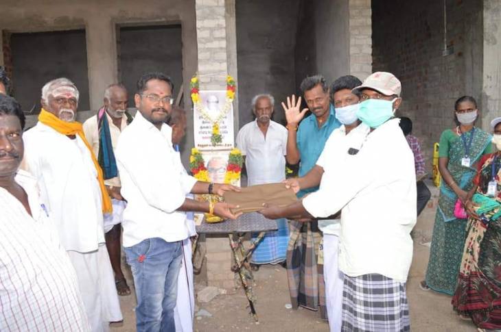 கலைஞரின் இரண்டாம் ஆண்டு நினைவஞ்சலி - இலைப்பையூர் தென்றல் டிவி உரிமையாளர் திரு.கணேசமூர்த்தி அவர்கள் மலர்தூவி மரியாதை செலுத்தினார்.