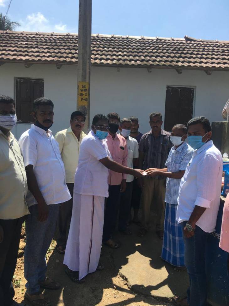 கொரோனாவால் பாதிக்கப்பட்ட கழக தொண்டனுக்கு நிவாரணம் வழங்கிய தலைவர்.