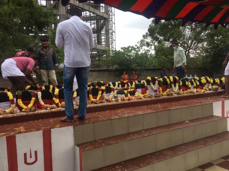 கோவையில் பில்லாலலு குலத்தினரின் முன்னோர்களுக்கு பொங்கலிட்டு வழிபட்டனர்.