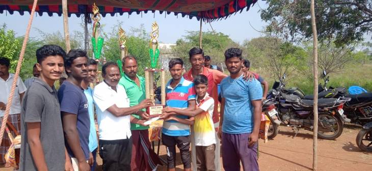 குடியரசு தின கிரிக்கெட் போட்டி! - வெற்றிபெற்ற அணிகளுக்கு பரிசு வழங்கினார் ஊ.ம.தலைவர். திரு.K.P.இராமசாமி.