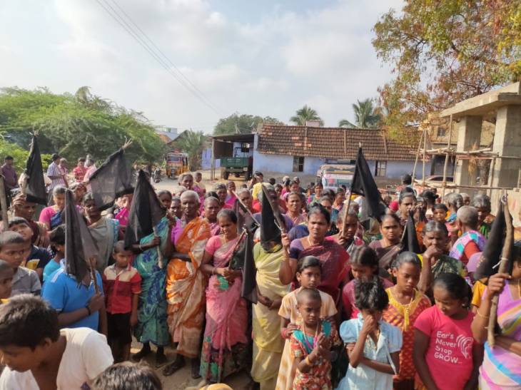 தோள் உயர்த்தும் மறவர் கூட்டம்! தூங்கி வழியும் கம்பளத்தார் கூட்டம்!