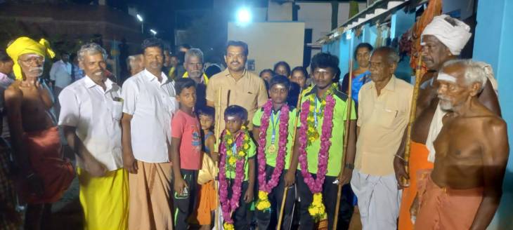 சிலம்பாட்ட போட்டியில் தங்கபதக்கம் வென்ற கண்மணிகள்.