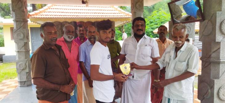 கேரள மாநிலத்தில் சாதனை படைத்த மாணவ-மாணவியருக்கு பரிசு! 