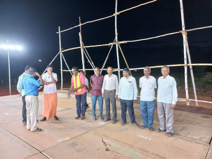 அணியணியாய் ஆர்வமுடன் குவியும் பெண்கள்!