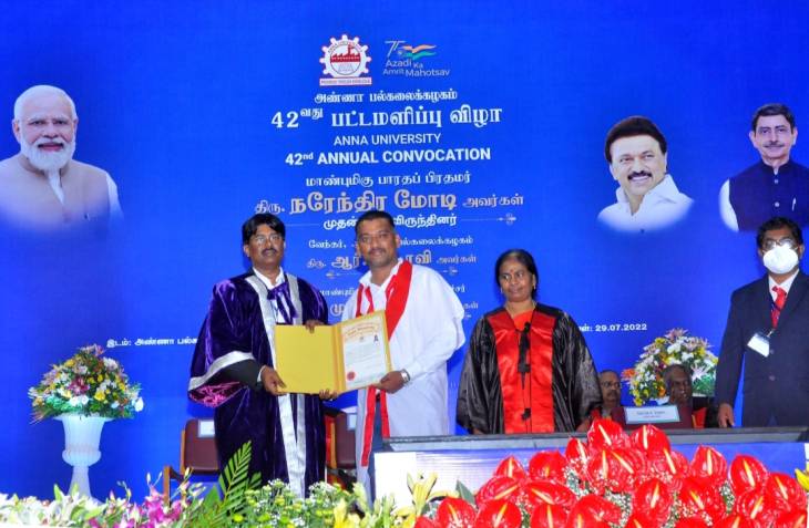 கோவையில் முனைவர் பட்டம் பெற்ற பேராசிரியருக்கு பாராட்டு விழா!