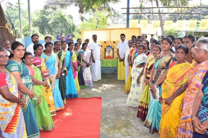 குளத்துப்பாளையத்தில் குவிந்த சமுதாய மக்கள்.