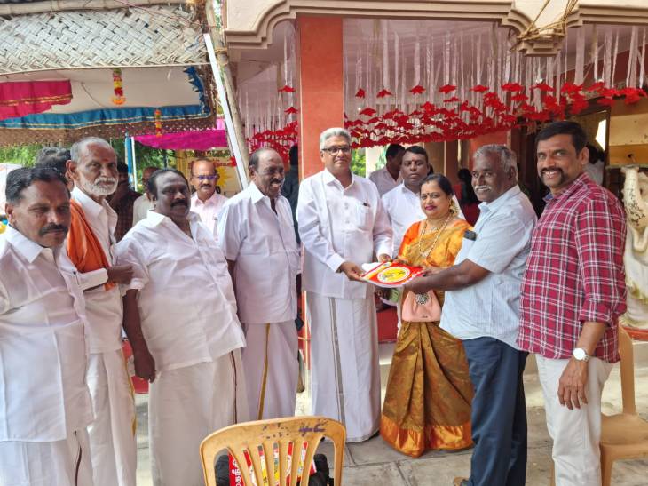 ஜமீன்தாரிடம் சமூகநீதி மலர் வழங்கல்!