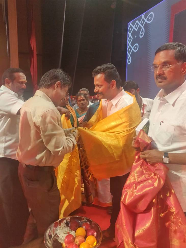 வீரசக்கதேவி ஆலயத்திற்கு விருது வழங்கி பாராட்டினார் அமைச்சர்!