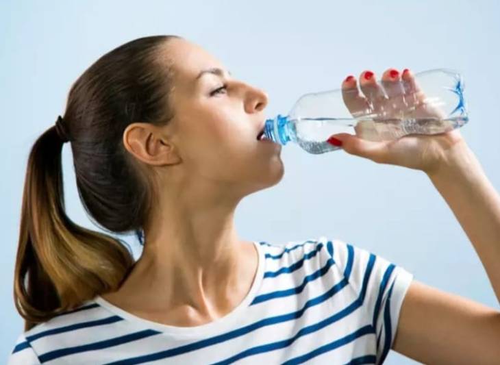 ஒரு நாளைக்கு எவ்வளவு தண்ணீர் குடிக்கணும்? எப்ப குடிக்கலாம்? 