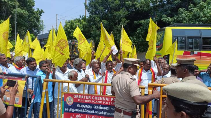 காவல்துறை கண்களில் மண்ணைத்தூவி விட்டு கடற்கரையில் குவிந்த கம்பளத்தார்!