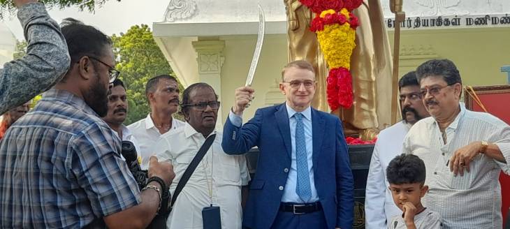 இராமன் ஆண்டாலும், இராவணன் ஆண்டாலும் கட்டபொம்மனுக்கு தலைவணங்கியே தீரவேண்டும்!