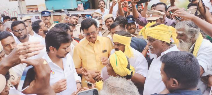 அமைச்சரின் தந்தை அளித்த வாக்குறுதியை நிறைவேற்றித்தருமாறு முதல்வரின் மகனிடம் கோரிக்கை!