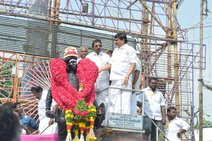 அஇஅதிமுக தலைமைக்கழக நிர்வாகிகள் கட்டபொம்மனாரின் சிலைக்கு மாலை அணிவித்து மரியாதை!