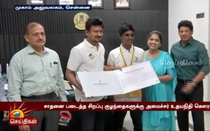 உலக சாதனை படைத்த நீச்சல் வீரர் ரோஷன் ராஜ் லெனின்-க்கு குவியும் பாராட்டு!
