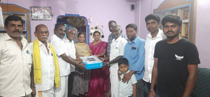 மாநில அளவில் முதலிடம் பெற்ற மாணவி கோபிகா-வுக்கு கணிணி பரிசளிப்பு! 