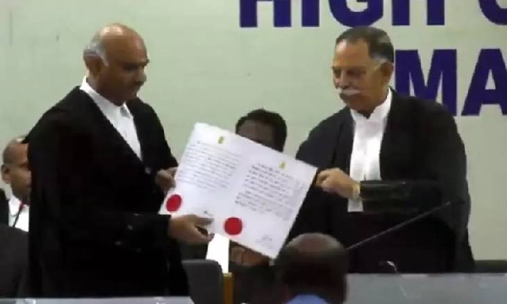 ஒரே மாவட்டம், ஒரே கல்லூரியில் தொடங்கி ஒரே நேரத்தில் நீதிபதிகளாக நியமனம் வரை....