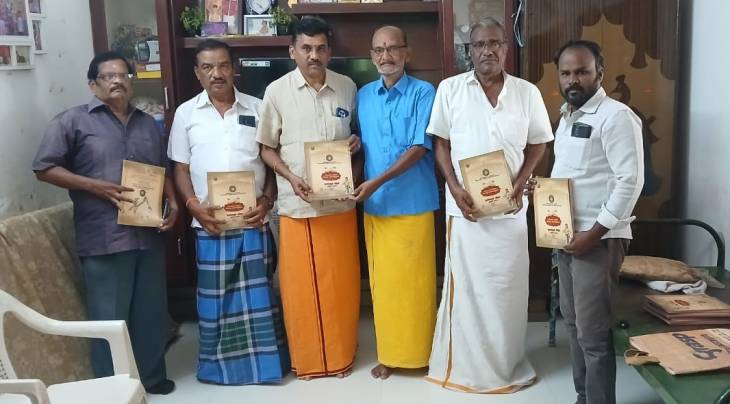 தேனி மாவட்டத் தலைவர்களுக்கு முப்பெரும்விழா மலர் விநியோகம்!
