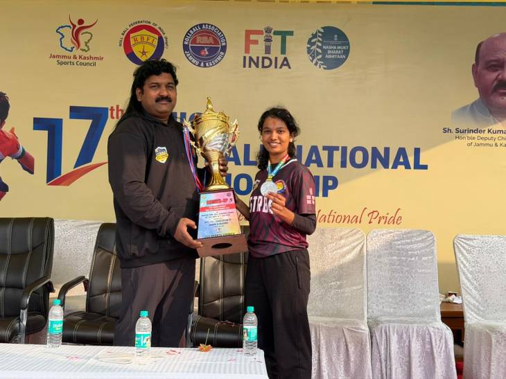 பாராட்டு மழையில் வெள்ளிப்பதக்கம் வென்ற விபிக்ஷா!